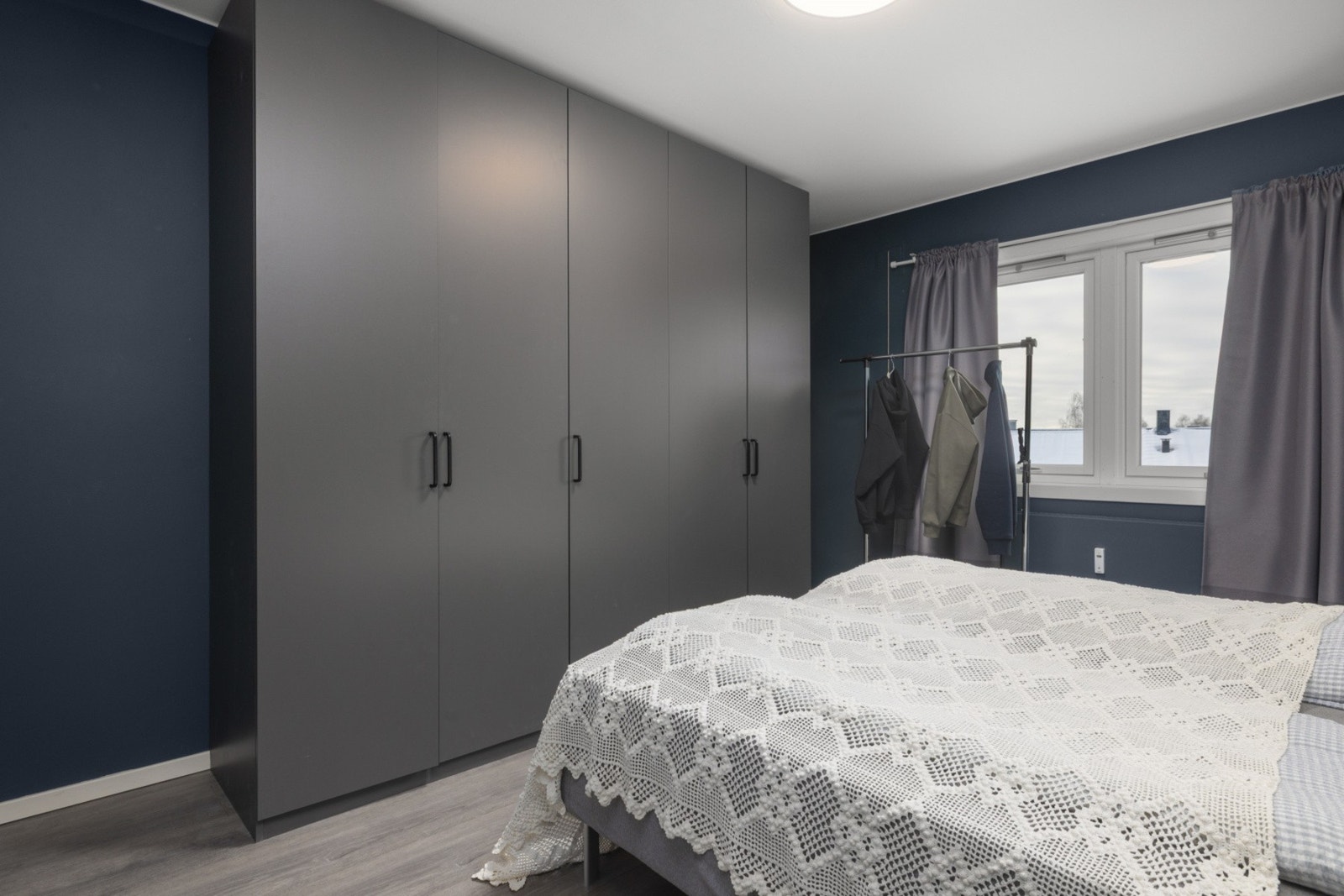 Soverom med stor garderobeløsning Galleribilde