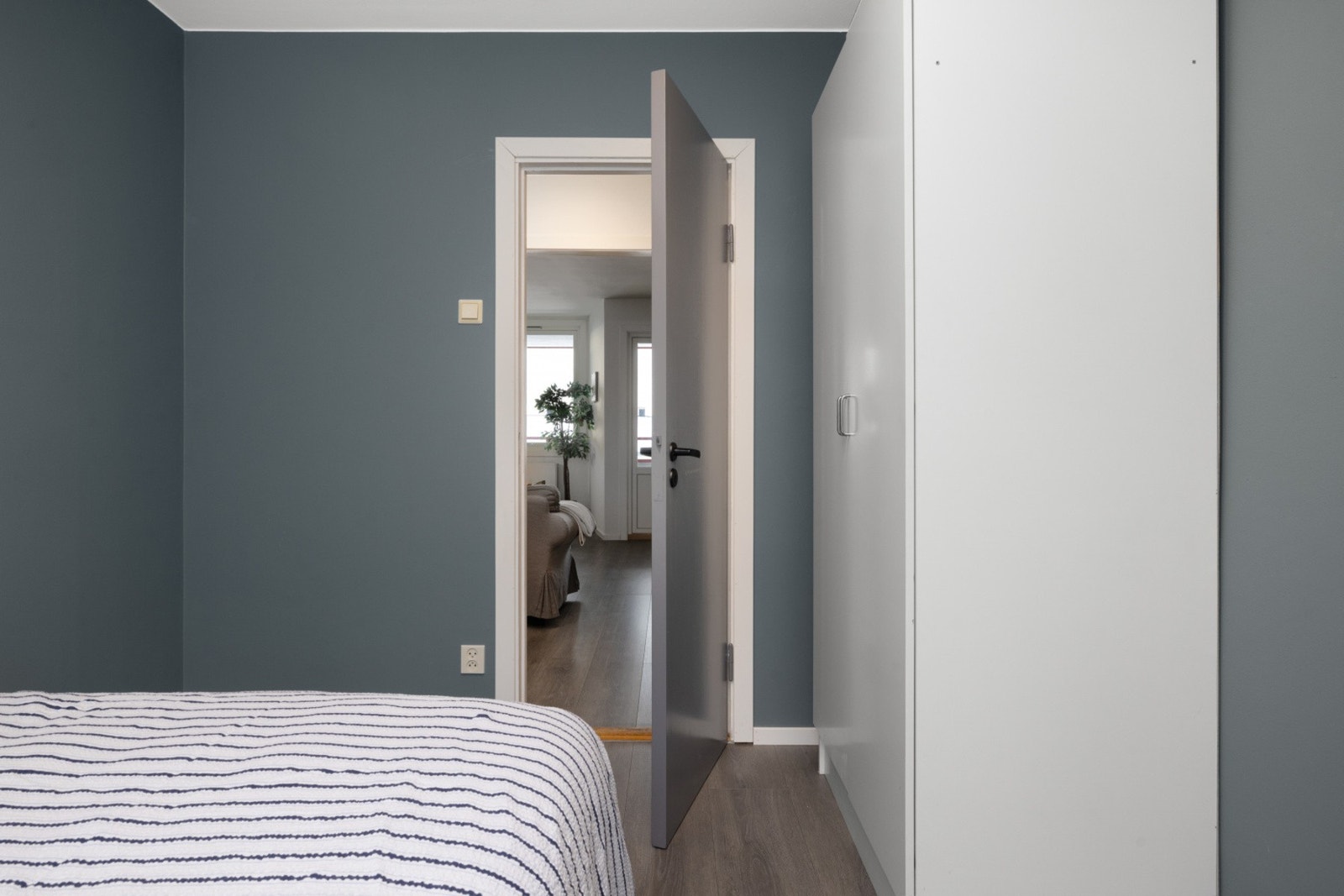 Praktisk soverom med god lagringsplass Galleribilde