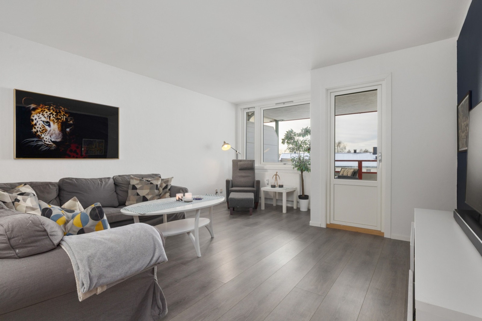 Stue med sittegruppe og direkte balkongadkomst Galleribilde