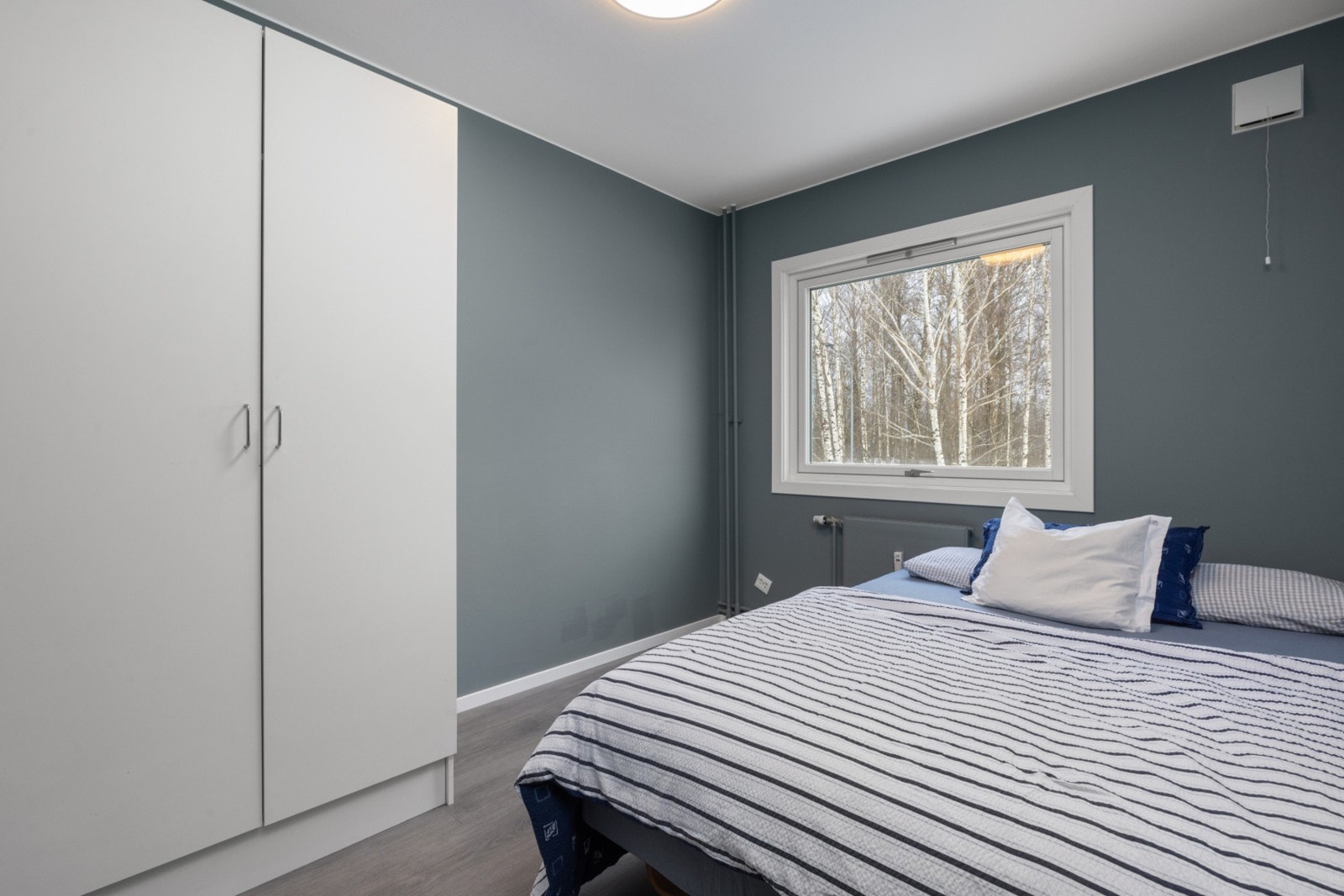 Soverom med fin lysinnslipp Galleribilde