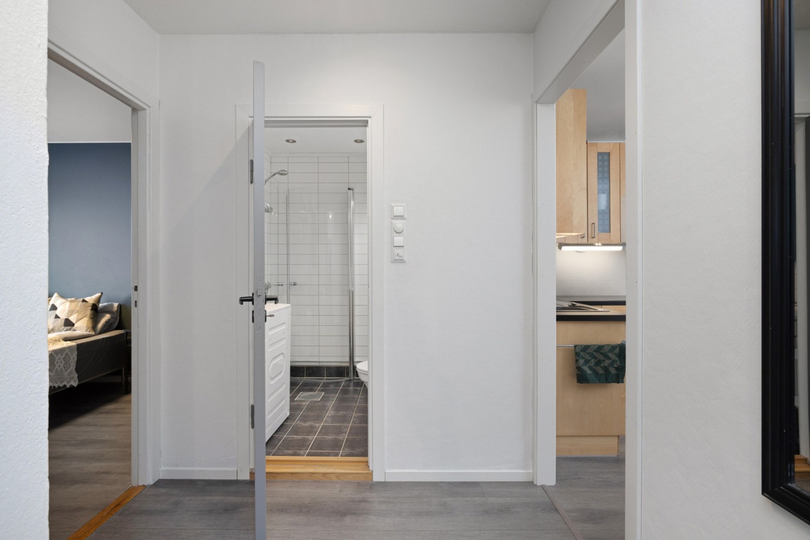 Nøytrale flater og gulv som binder rommene fint sammen Galleribilde