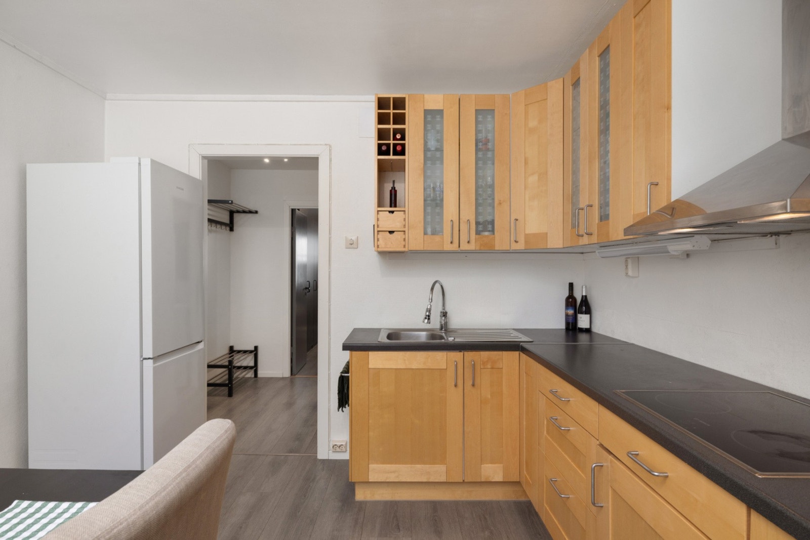 Praktisk kjøkken med god skapplass Galleribilde