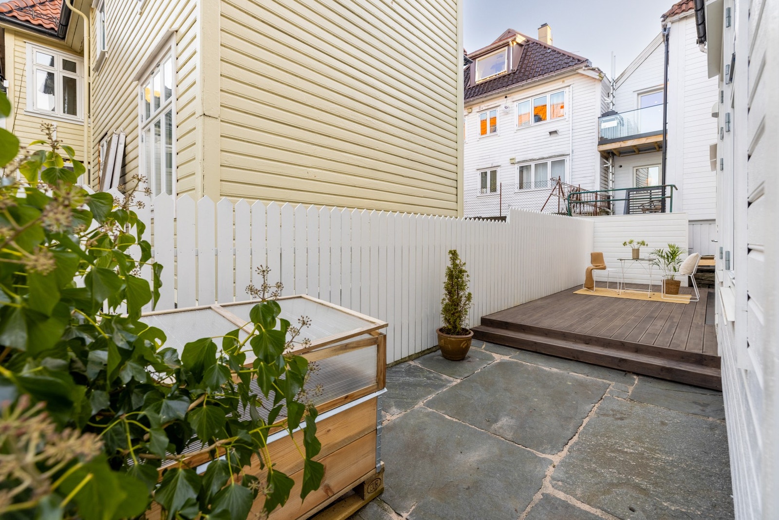 Uteplassen kan brukes av alle i bygget, men eier opplyser om at i de årene de har bodd der har den sjeldent vært brukt av andre. Galleribilde