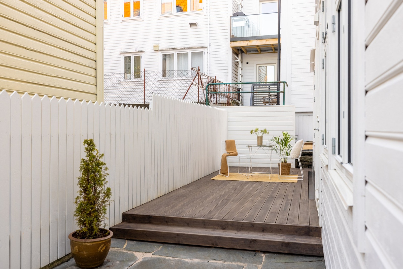 Terrassen og gjerdet ble bygget i regi av tidligere selger i 2020. Galleribilde