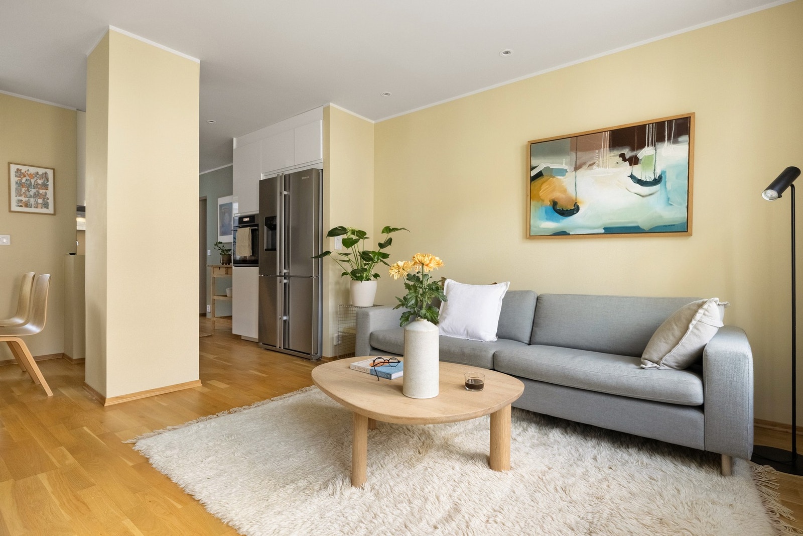 Den åpne løsningen og de store vindusflatene skaper en god romfølelse med praktisk utforming for møblering. Galleribilde