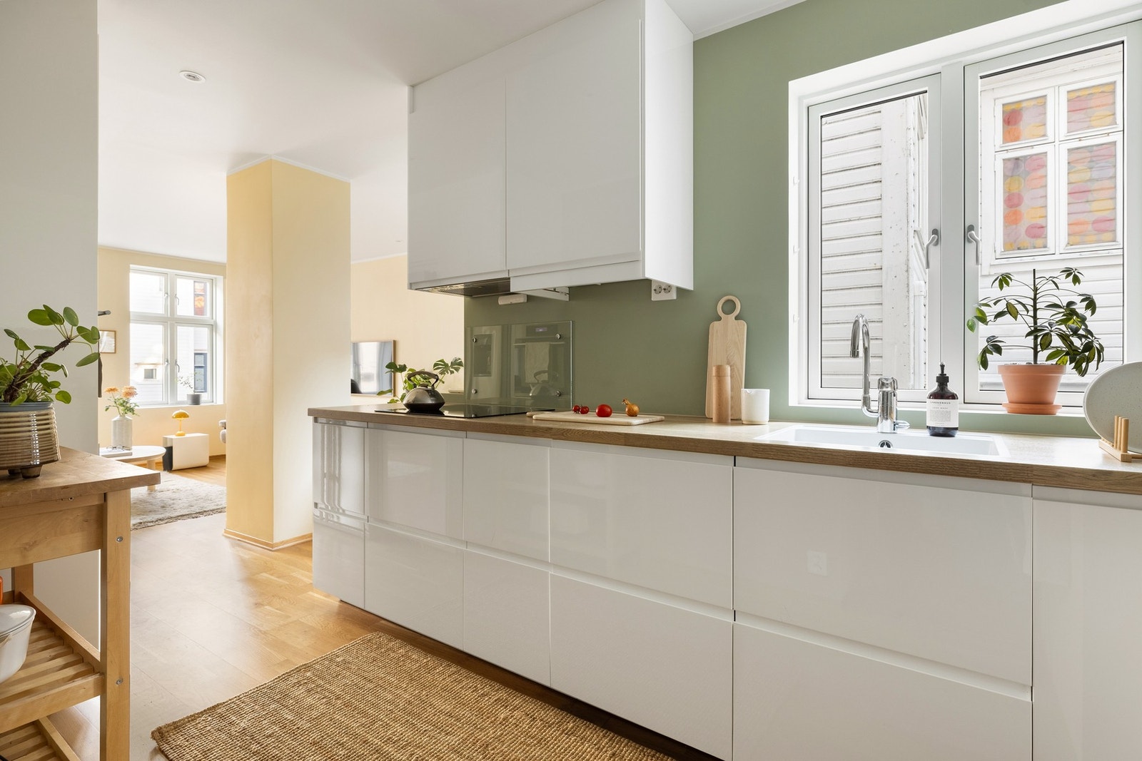 Dette er en betydelig oppgradert leilighet i en sjarmerende gate i Sandviken. Galleribilde