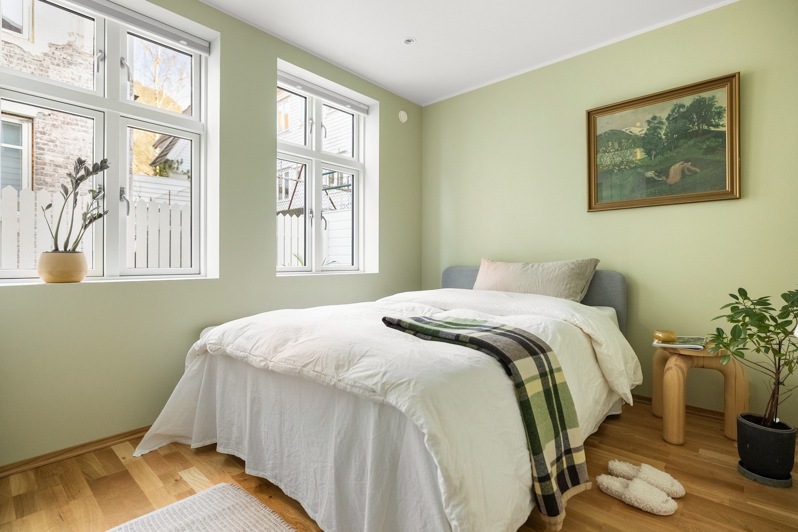 Begge soverommene er malt i lyse innbydende farger. Galleribilde