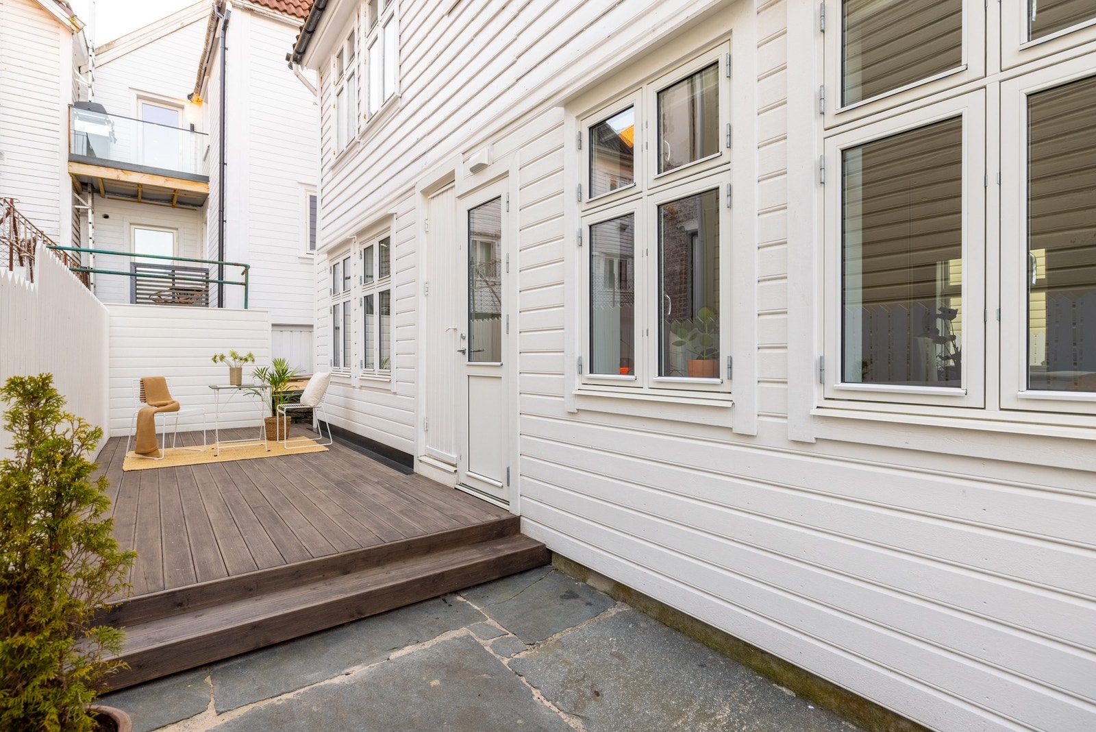 Uteplassen er felles, men det er kun denne seksjonen som har direkte utgang til uteplassen. Galleribilde