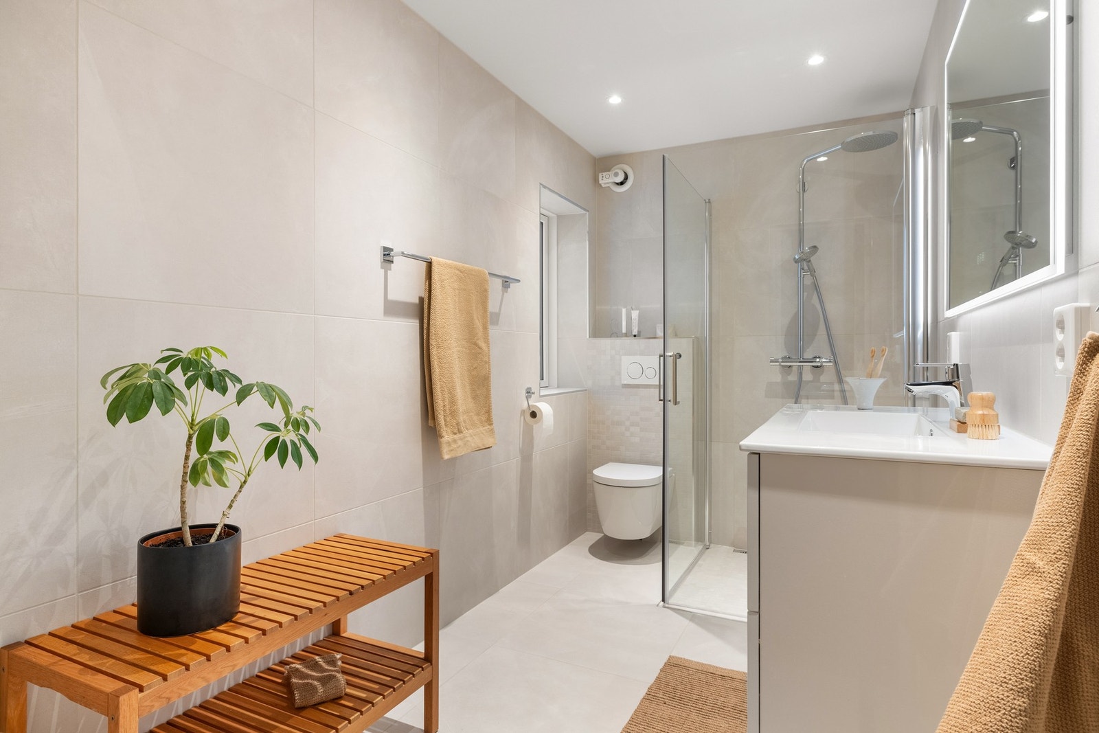 Lekkert og innbydende baderom ble renovert i 2019. Galleribilde