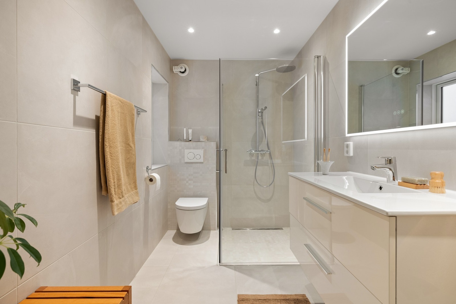 Noe av arbeidet som ble gjort er blant annet membran, fliser, varmekabler, rør-i-rør system, Purus line sluk og elektrisk installasjon. Galleribilde