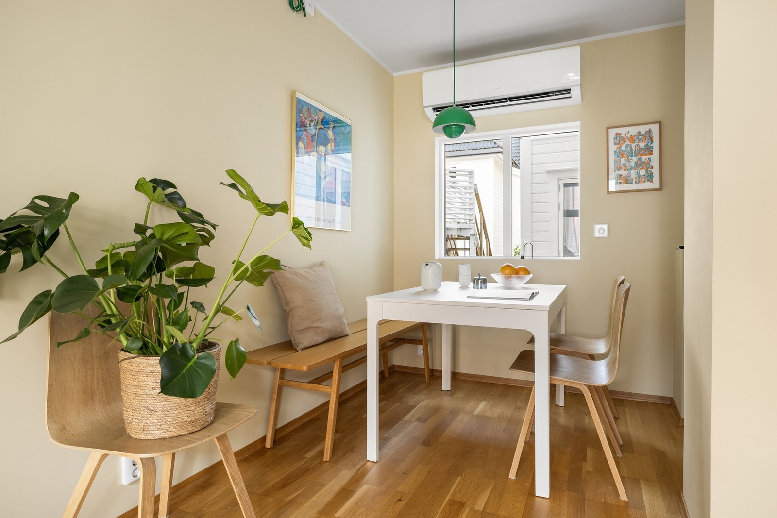 Det kan enkelt møbleres med en god sofa, stuebord og en koselig spisegruppe. Galleribilde