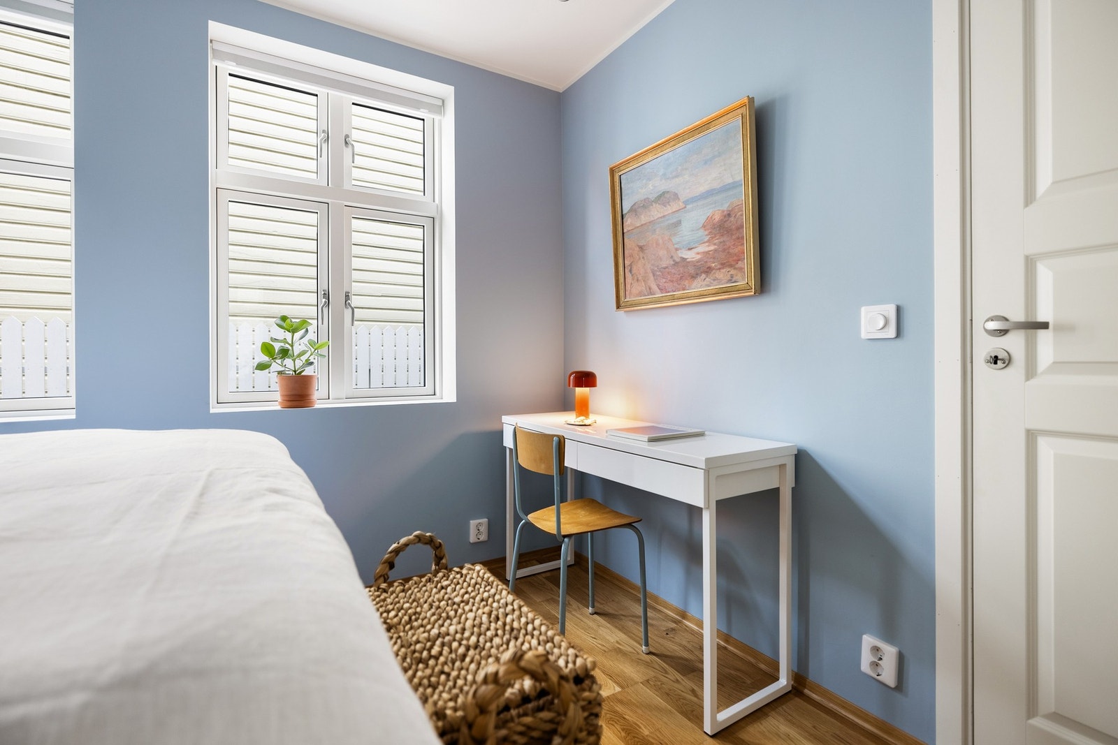 Det er store vindusflater med dype vinduskarmer på begge rom som gjør det lyst og luftig. Galleribilde