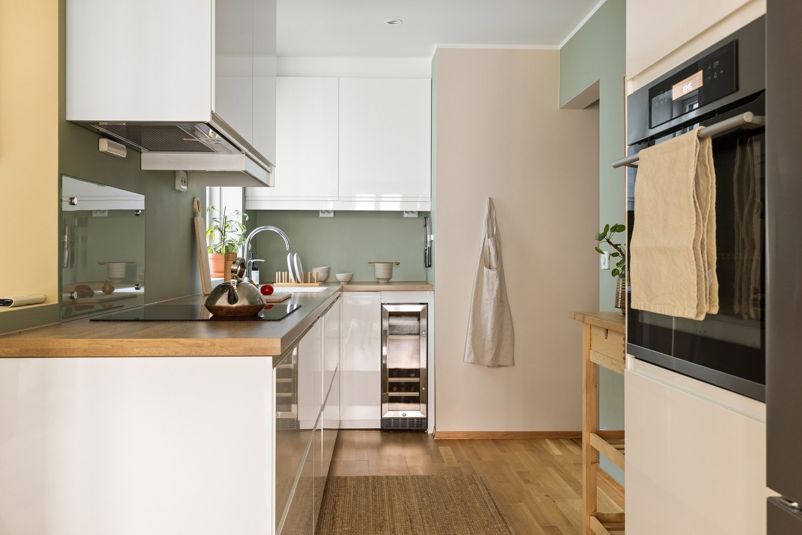 Kjøleskapet er levert av Blomberg, vinskap fra Dometic, oppvaskmaskin fra Bauknecht og resterende hvitevarer er toppmodeller levert av IKEA. Galleribilde