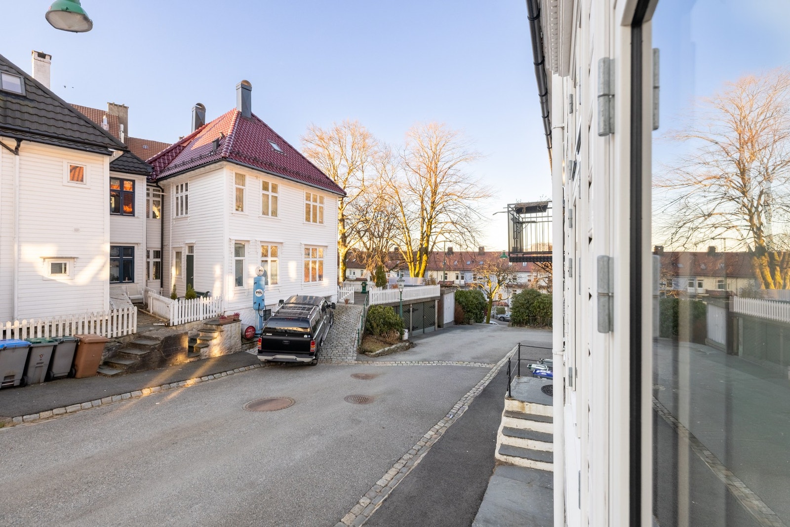 Fra stuen har du utsikt mot en rolig og klassisk Bergensgate med lite gjennomgangstrafikk. Galleribilde