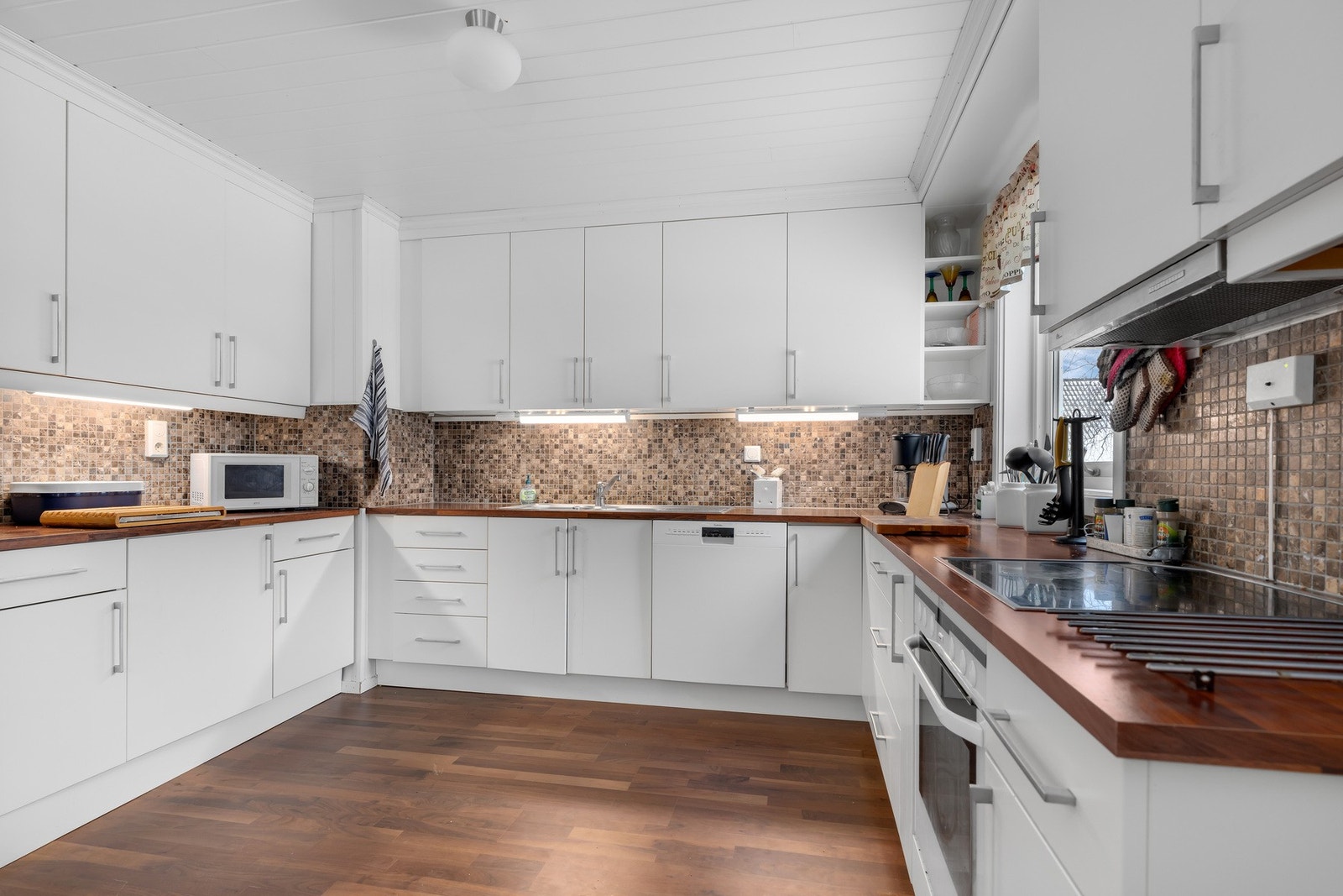 Innholdsrikt kjøkken Galleribilde