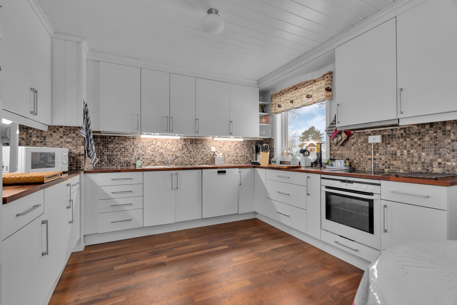 Innholdsrikt kjøkken Galleribilde