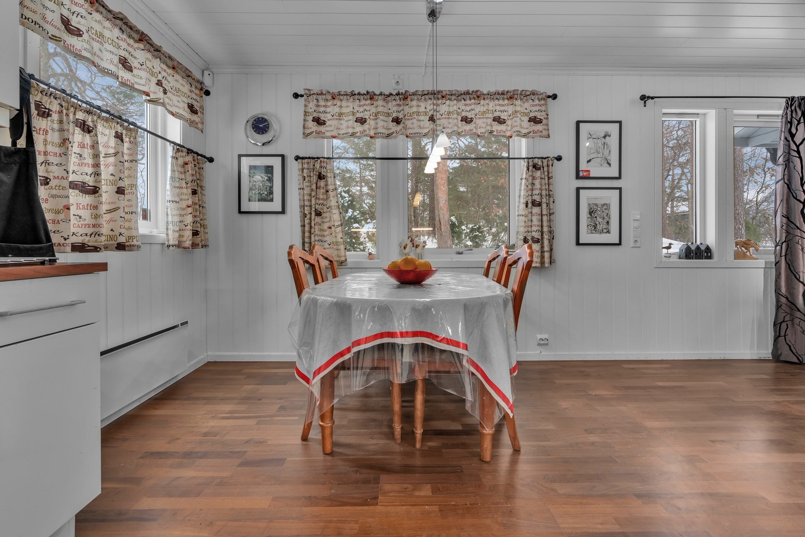 Plass til spisebord på kjøkken, og delvis åpen løsning til stue Galleribilde