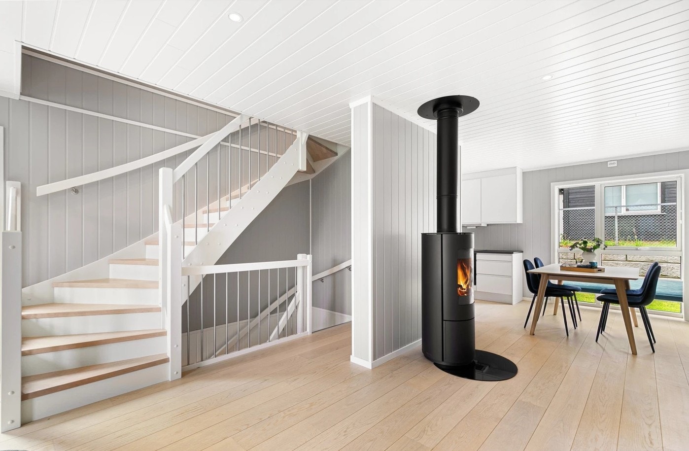 Opp i 2. etasjen er det moderne fargevalg og lunt. Galleribilde