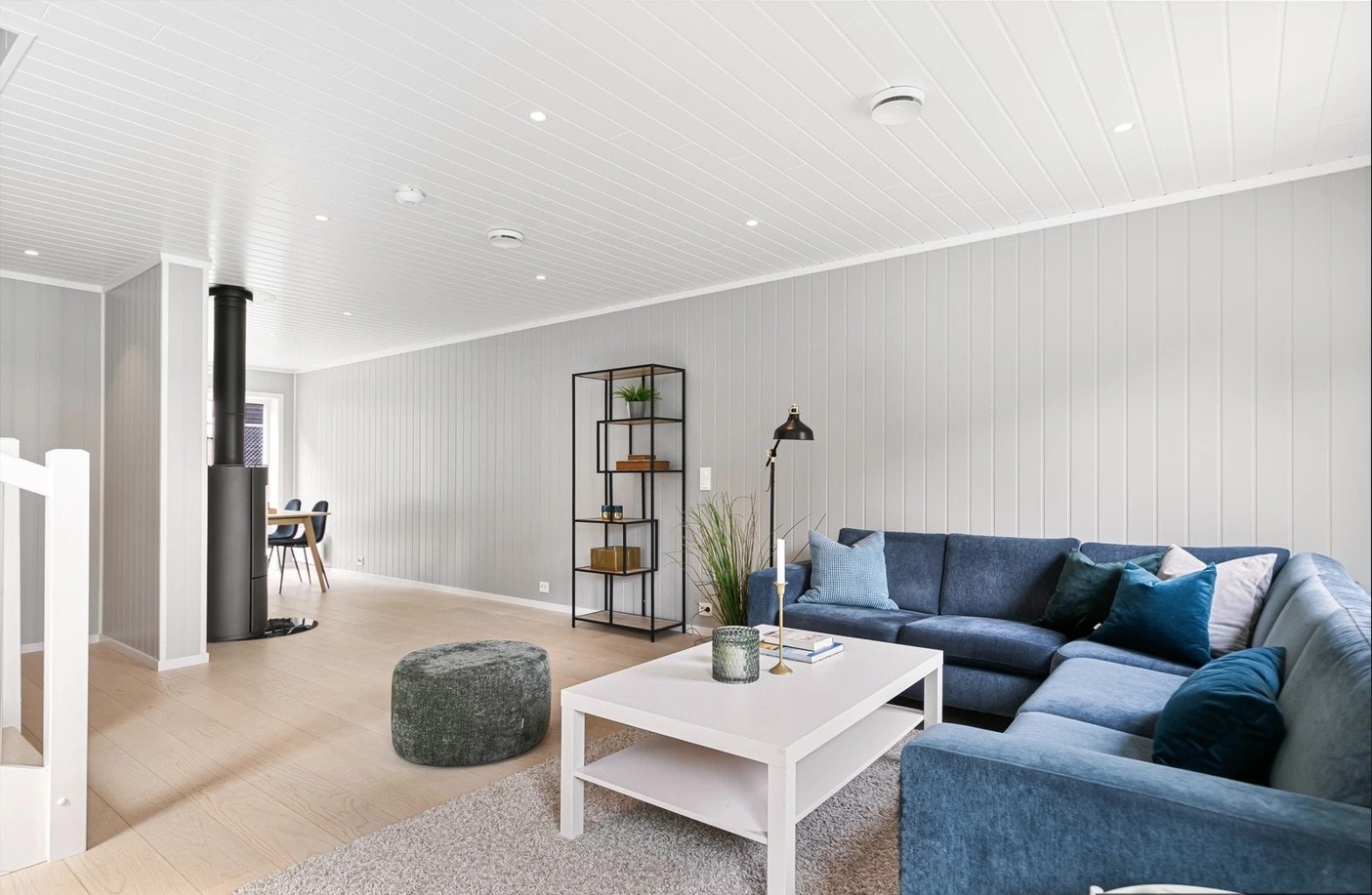 Stuen har lyse farger og innfelte spotter i taket. Galleribilde