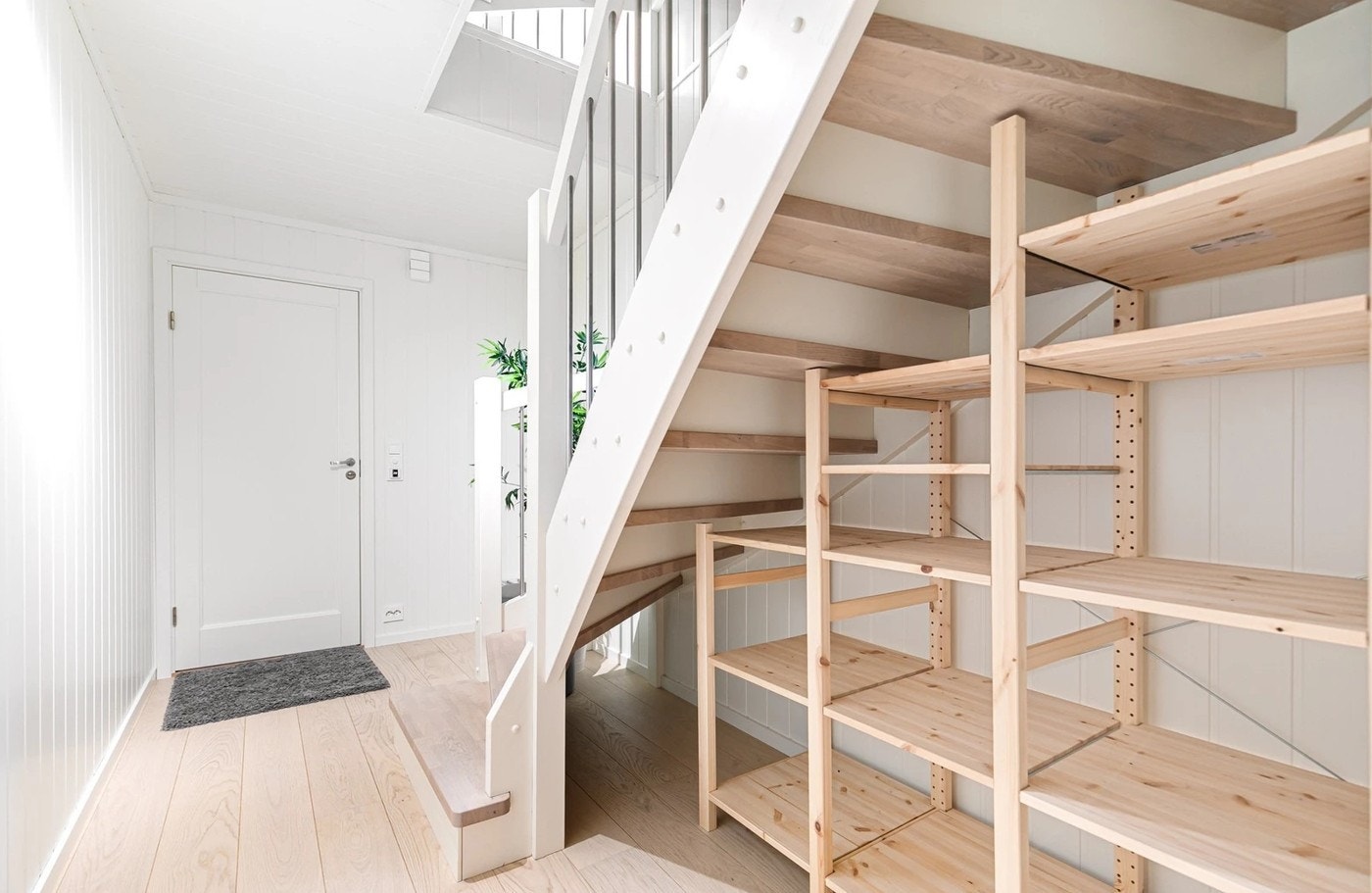 Mulighet for lagring under trappen. Galleribilde
