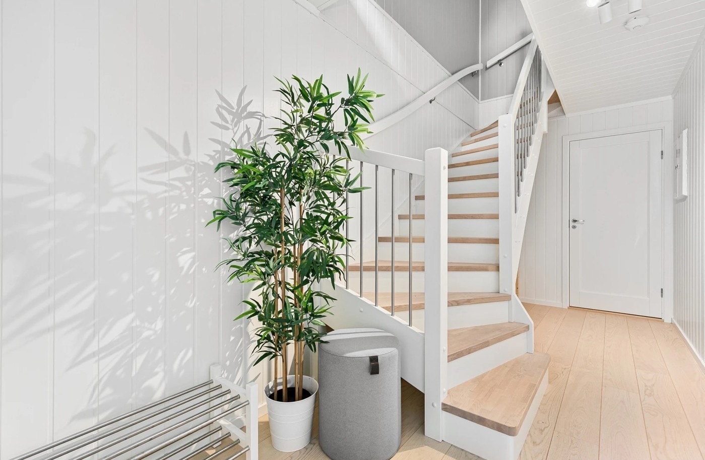 Blir møtt av en lys og innbydende entré. Galleribilde