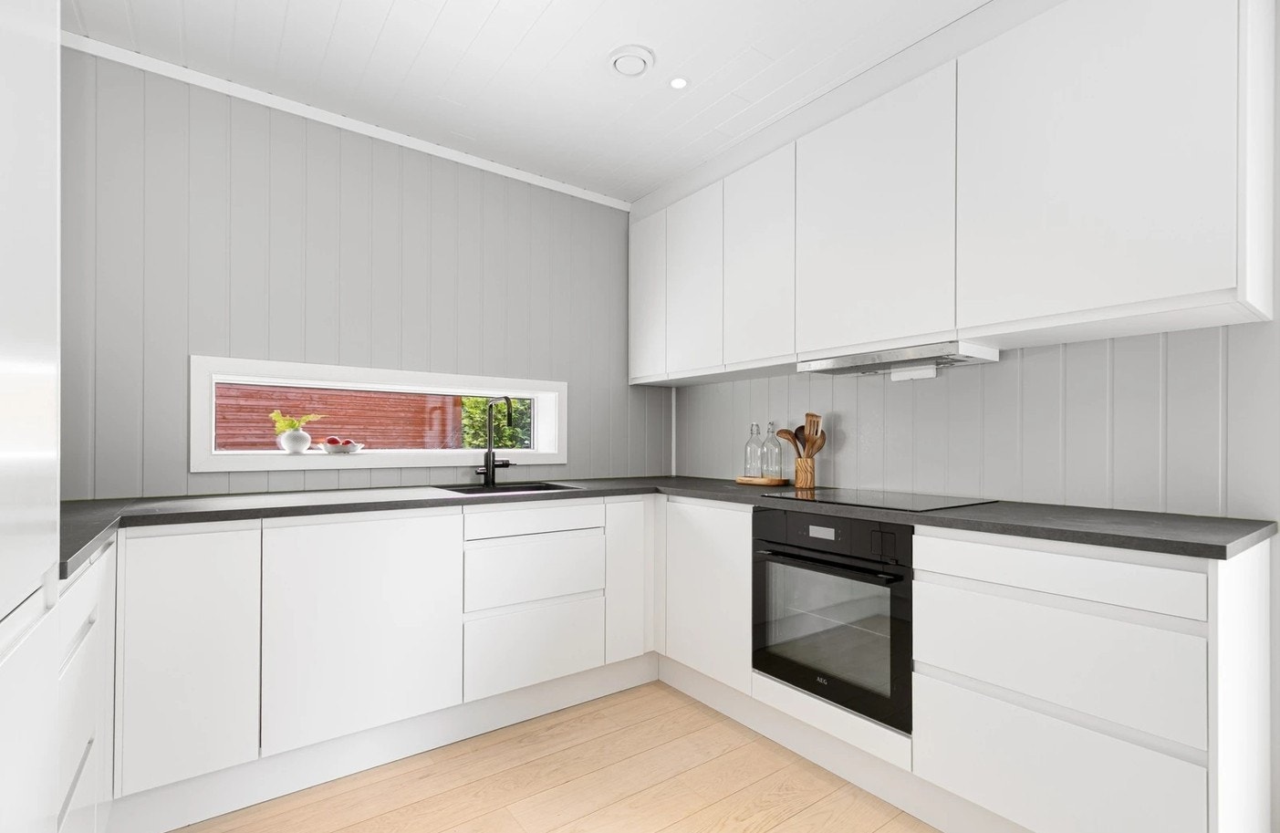 Kjøkkenet er fra Norema og har integrerte hvitevarer. Galleribilde