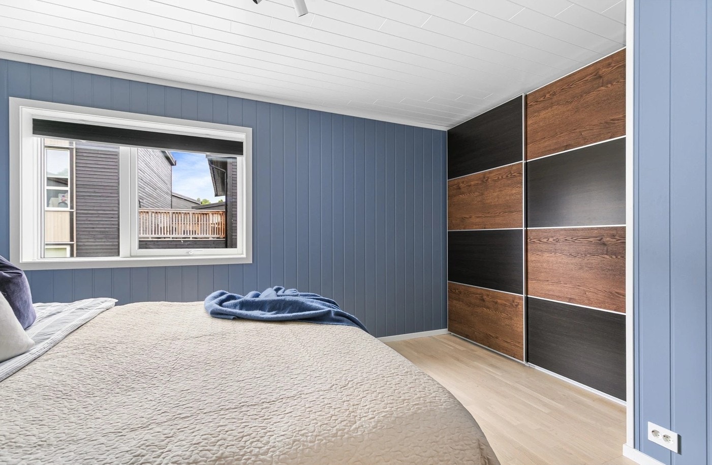 Delikat hovedsoverom med stor skyvedørsgarderobe og plass til stor seng. Galleribilde