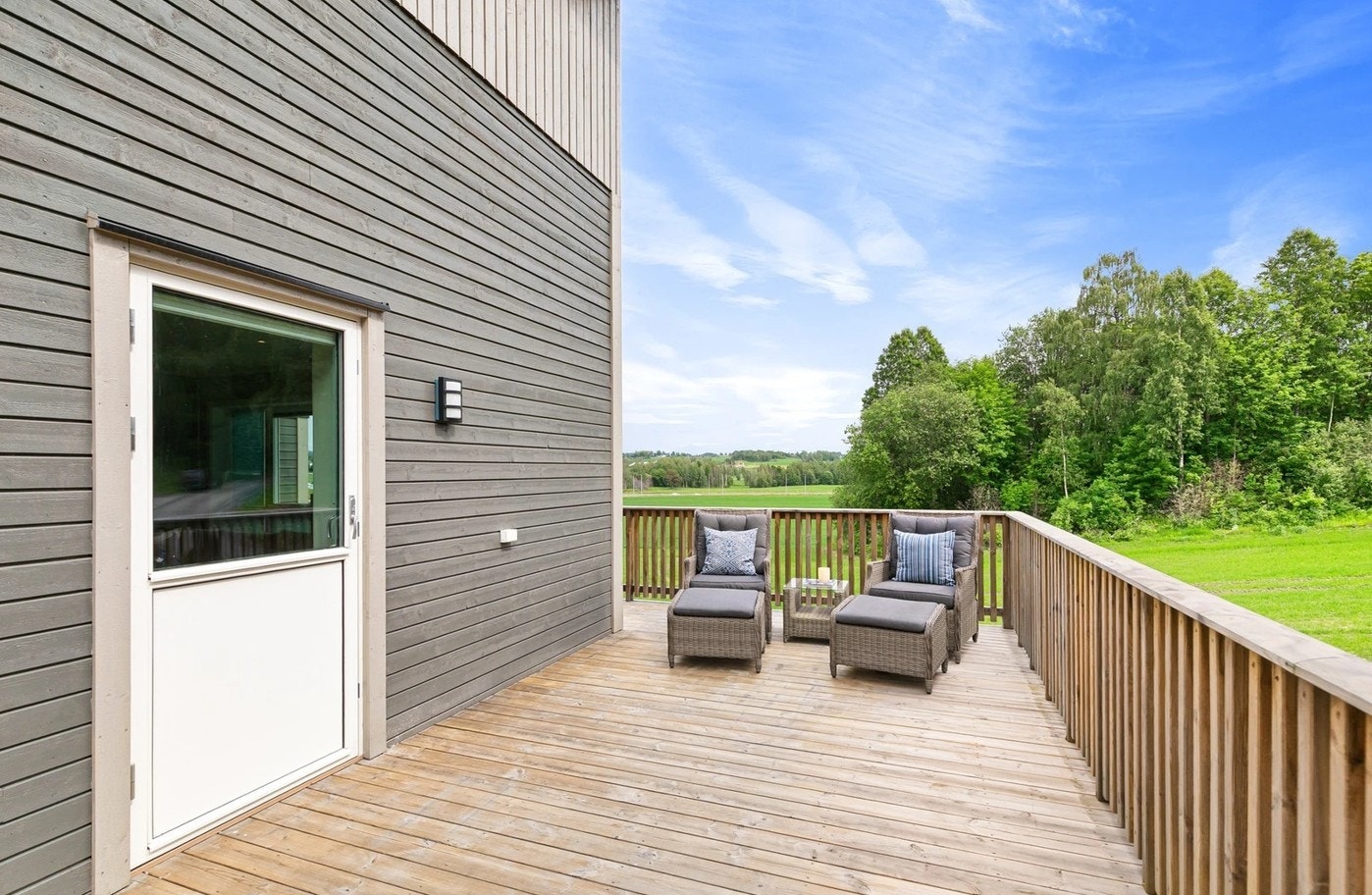 Veranda med godt areal som gir gode møbleringsmuligheter. Galleribilde