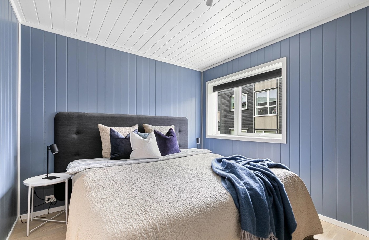 Store vinduer slipper inn naturlig lys. Montert gardiner på innsiden av vindu. Galleribilde