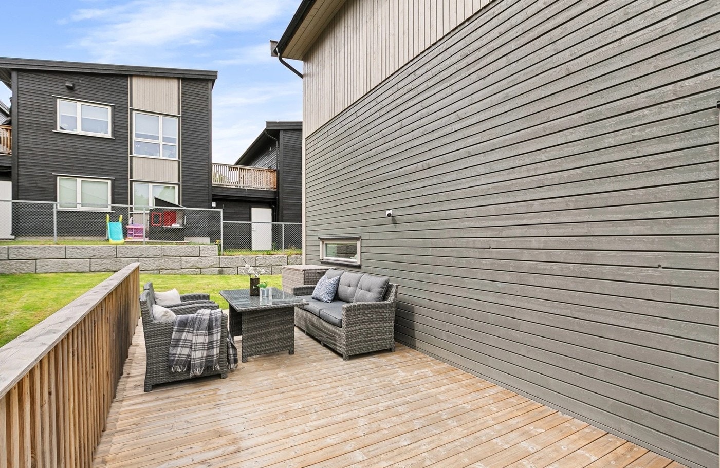 Verandaen ligger skjermet til mellom byggene. Galleribilde