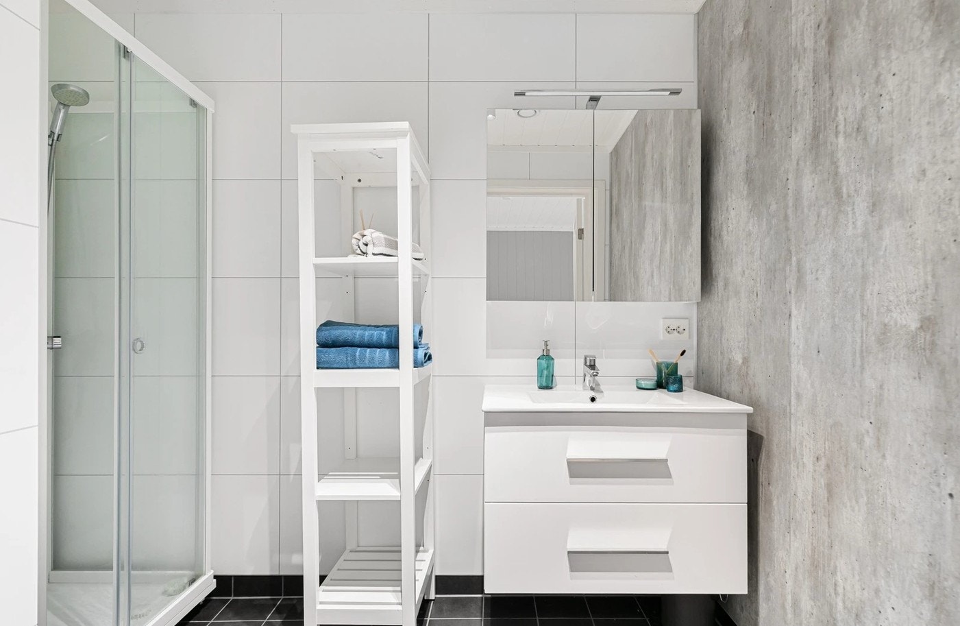 Badet er i 3. etasjen mellom soverommene og har moderne materialer. Galleribilde