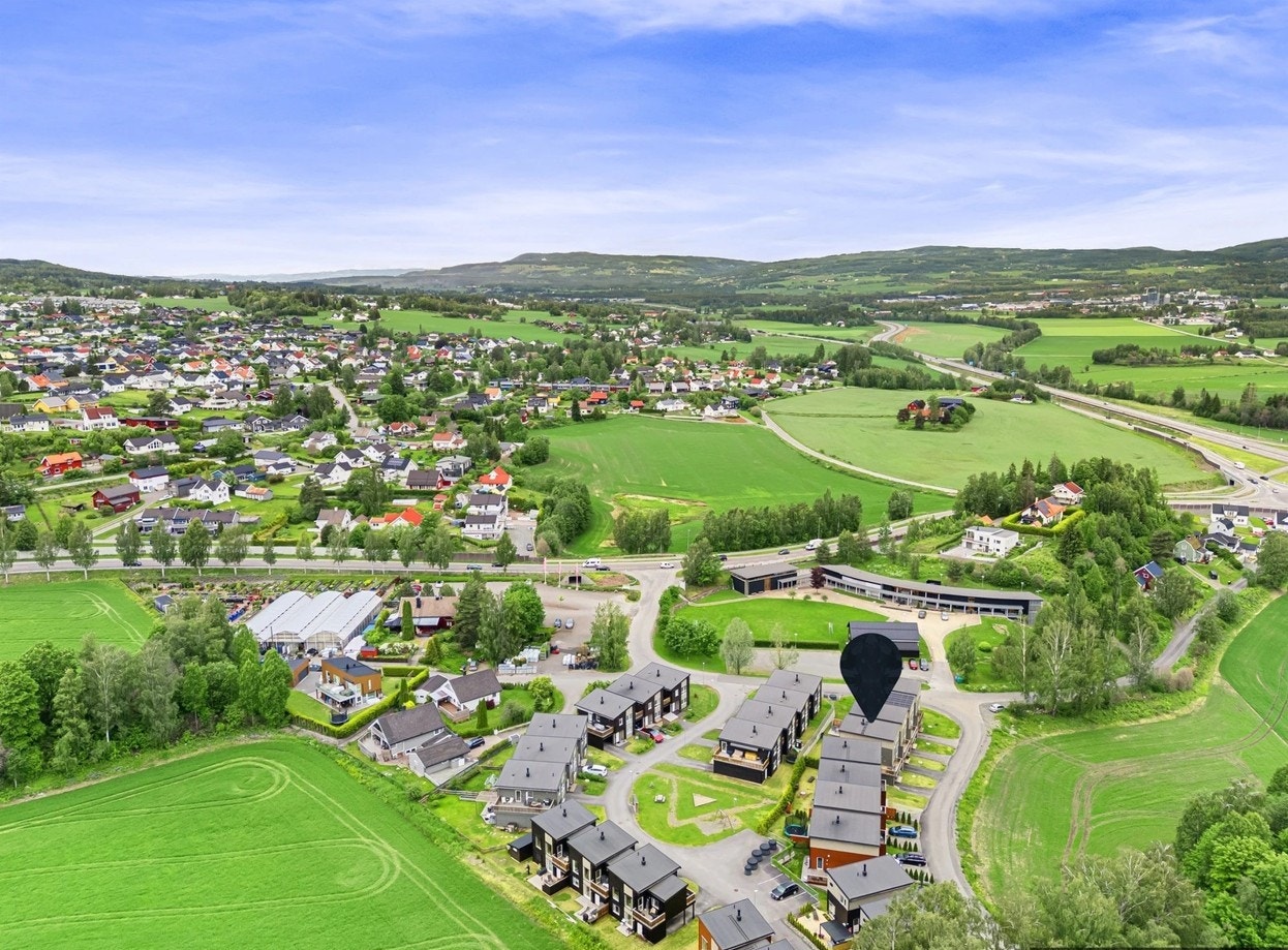 Herfra er det kort vei til rekreasjonsområder, butikk, skole og barnehage. Galleribilde