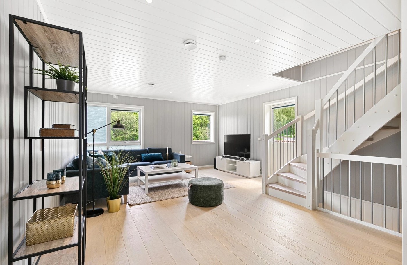 Stuen er åpen og har mange vinduer som sørger for godt lysinnslipp. Galleribilde