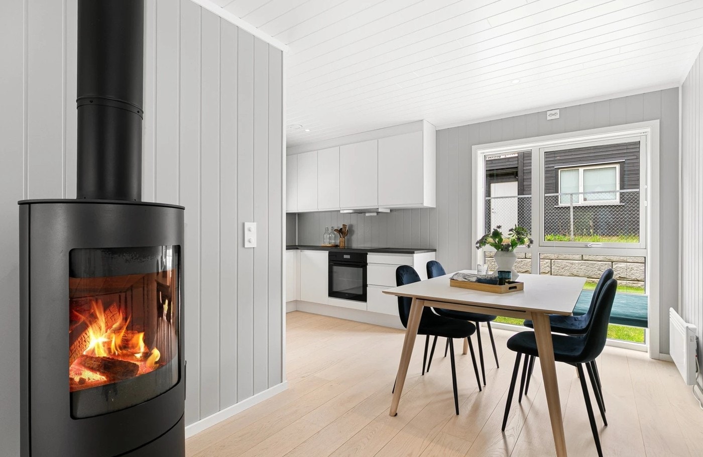 Spisestue med lekker og ny vedovn som varmer godt. Galleribilde