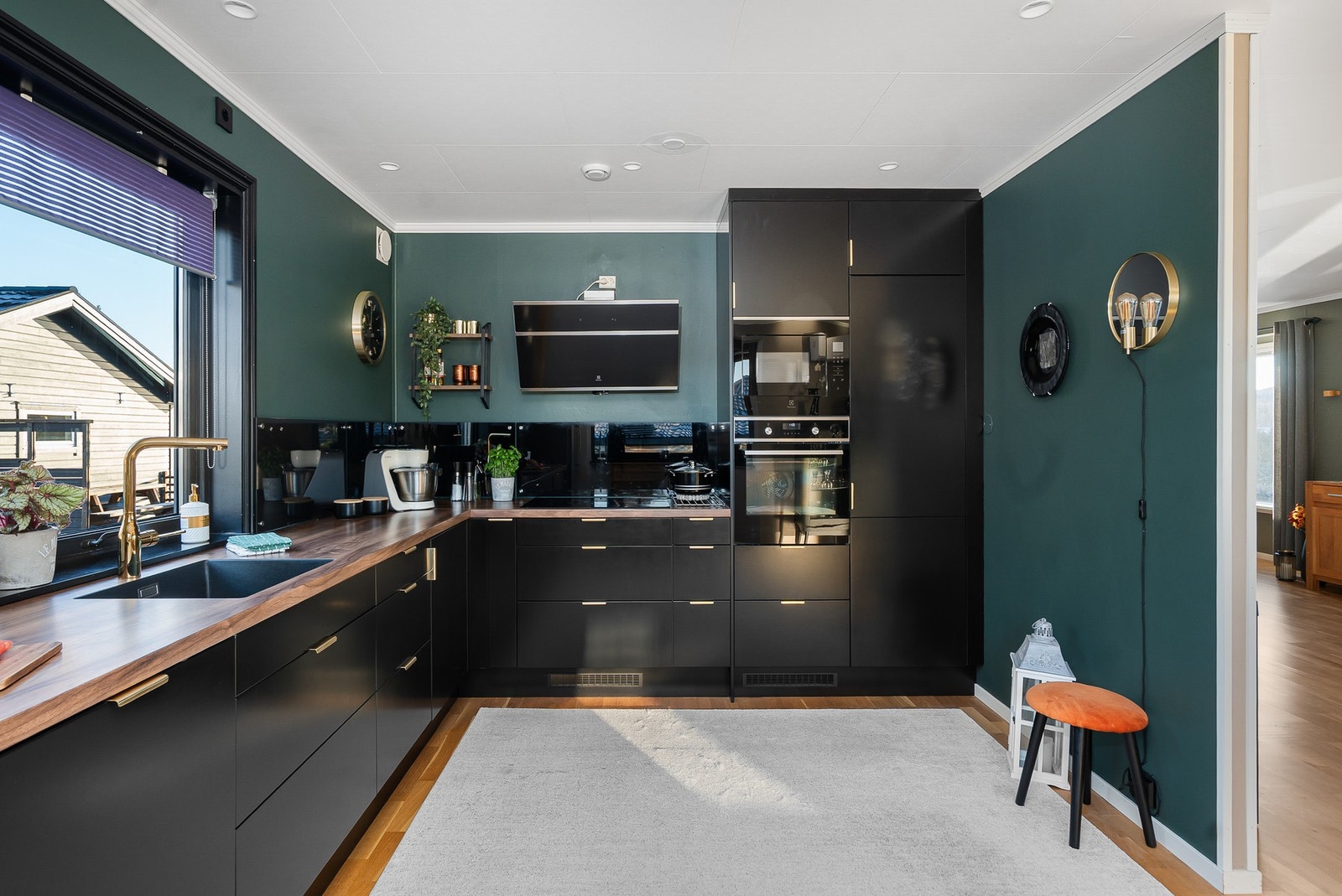 Stilig og moderne kjøkkeninnredning fra Epoc i svart utførelse. Galleribilde