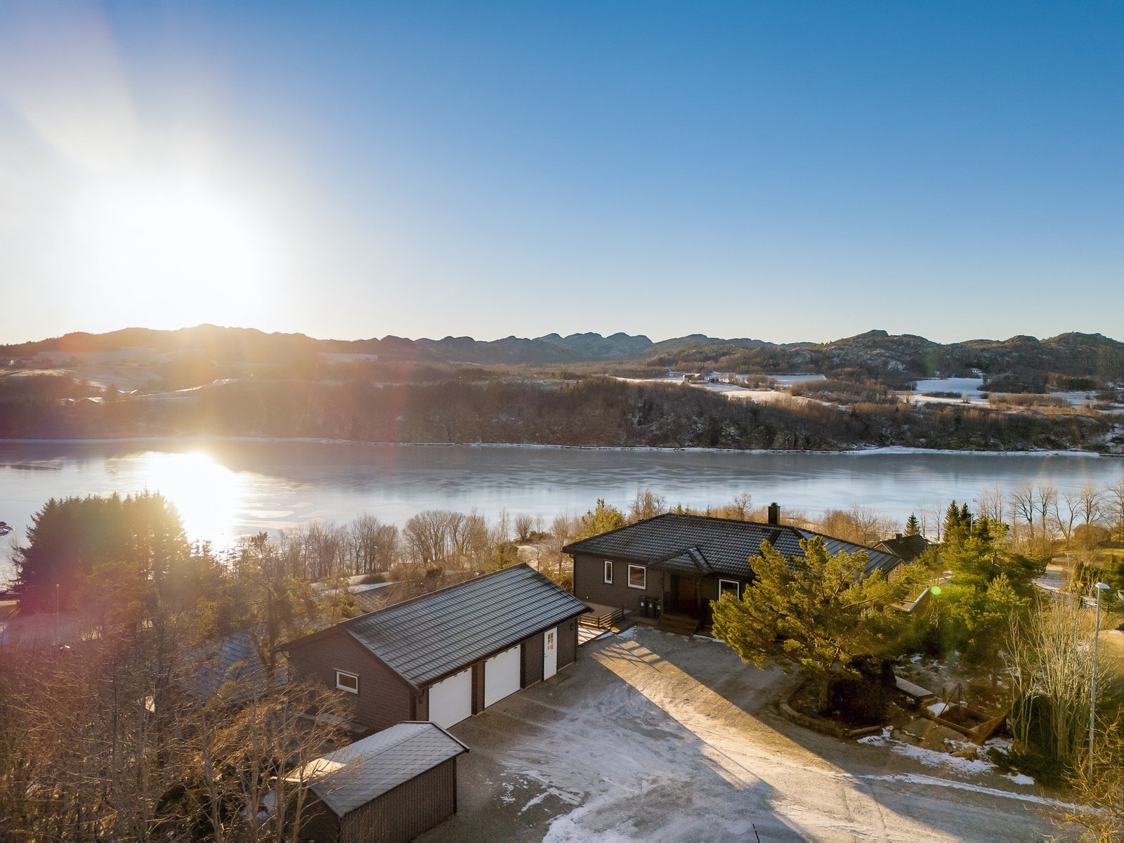 Endtetomt øverst i gata med panormautsikt og meget gode solforhold. Galleribilde