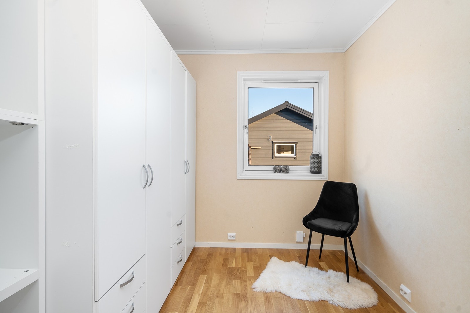 Soverom 2 i hovedetasjen blir i dag benyttet som garderoberom. Galleribilde