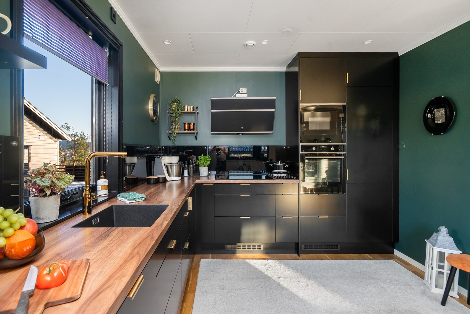 Med blant annet underlimt vask, vinskap og platetopp på 80 cm. Galleribilde