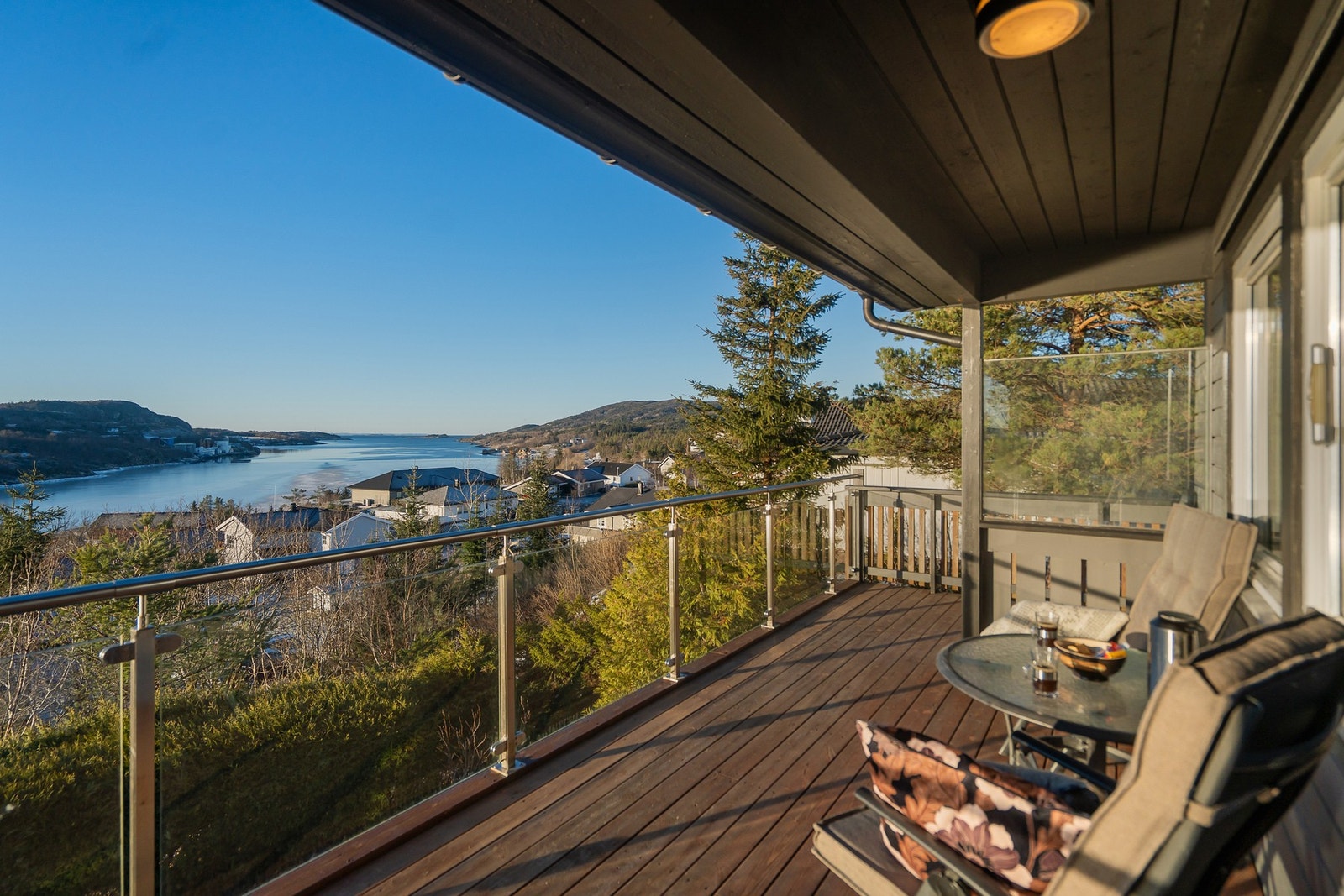 Her kan man sitte året rundt å nyte en kopp kaffe. Kjenne på roen og stillheten. Dette er jo helt klart balsam for sjelen. Galleribilde