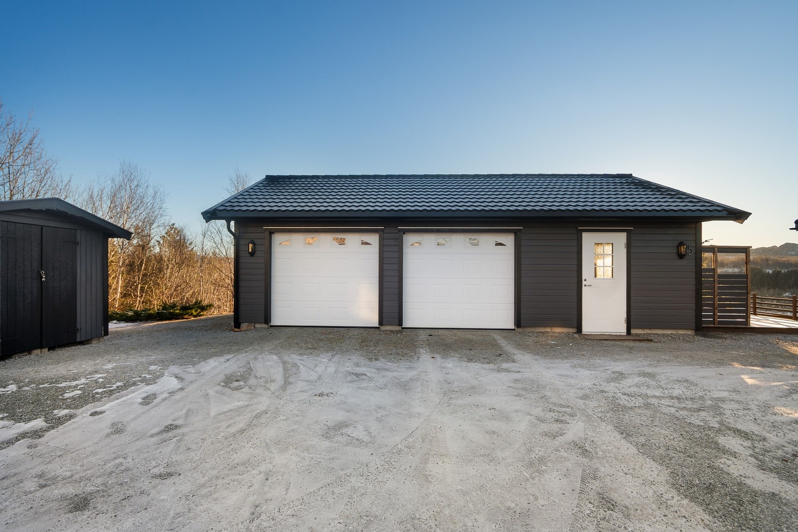 Stor dobbelgarasje med inngang til eget treningsrom. Galleribilde