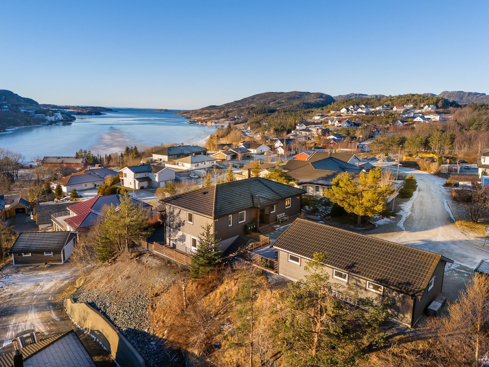 Herfra kan man se Kjeungkjær fyr og vindmøllene ute på Hitra. Galleribilde