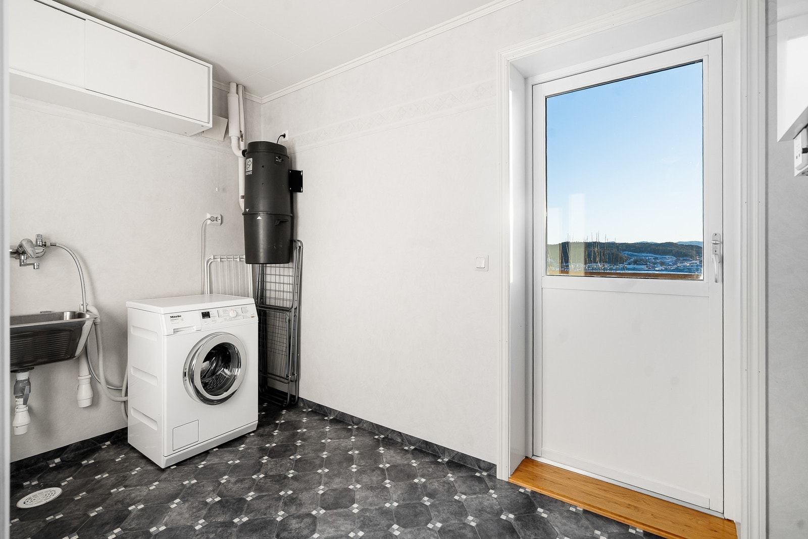 Romslig vaskerom med egen utgang. Meget praktisk. Varmekabler i gulv. Galleribilde
