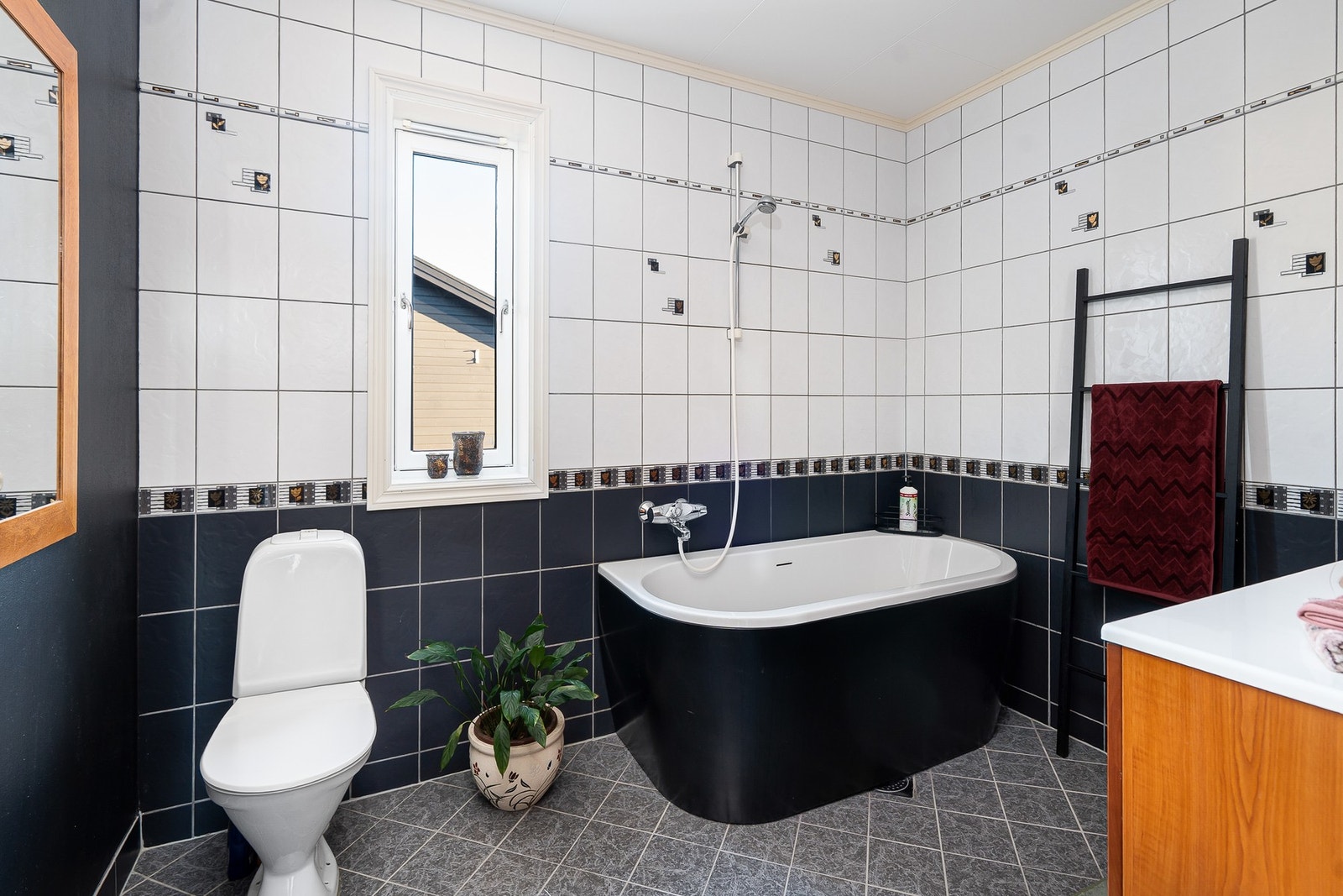 Romslig bad i hovedetasje. Wc, badekar og varmekabler i gulv. Galleribilde