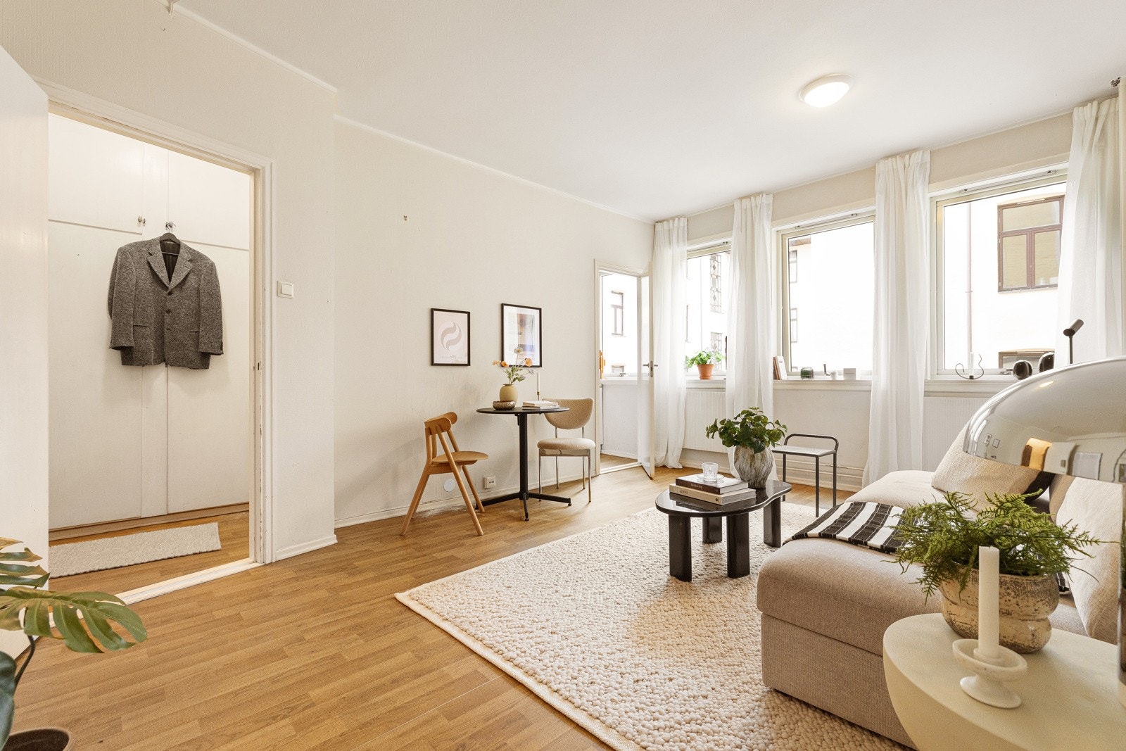 Romslig stue med delvis åpen stue kjøkken løsning som skaper et sosialt oppholdsrom Galleribilde