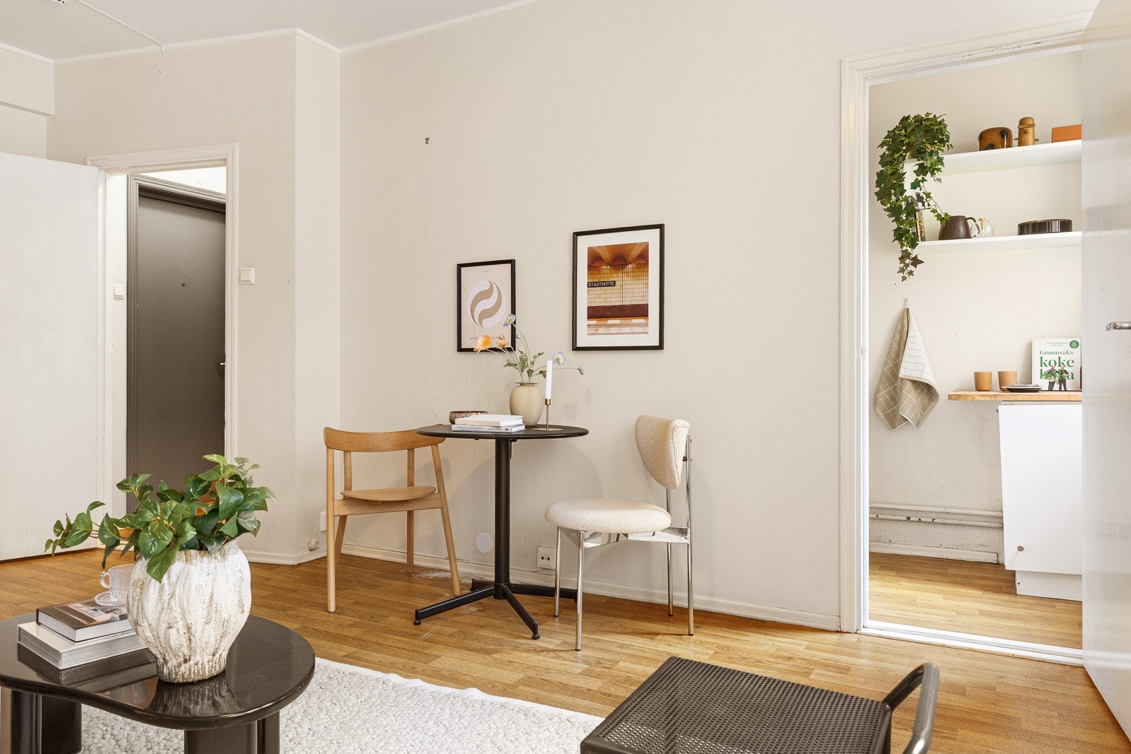 Stuen har god plass til sofagruppe med tilhørende møblement og spisebord Galleribilde