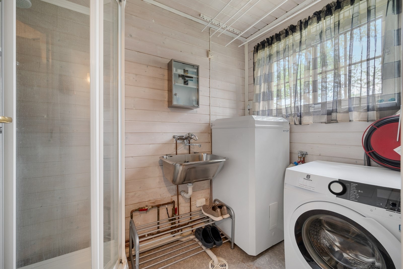 Vaskerom med utslagsvask, opplegg for vaskemaskin samt dusjkabinett. Galleribilde
