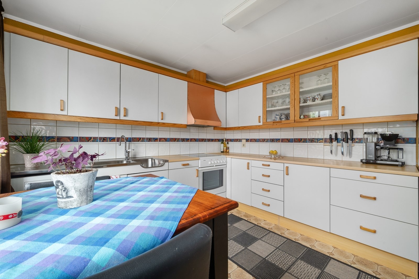 Kjøkken med god skap- og benkeplass. Galleribilde