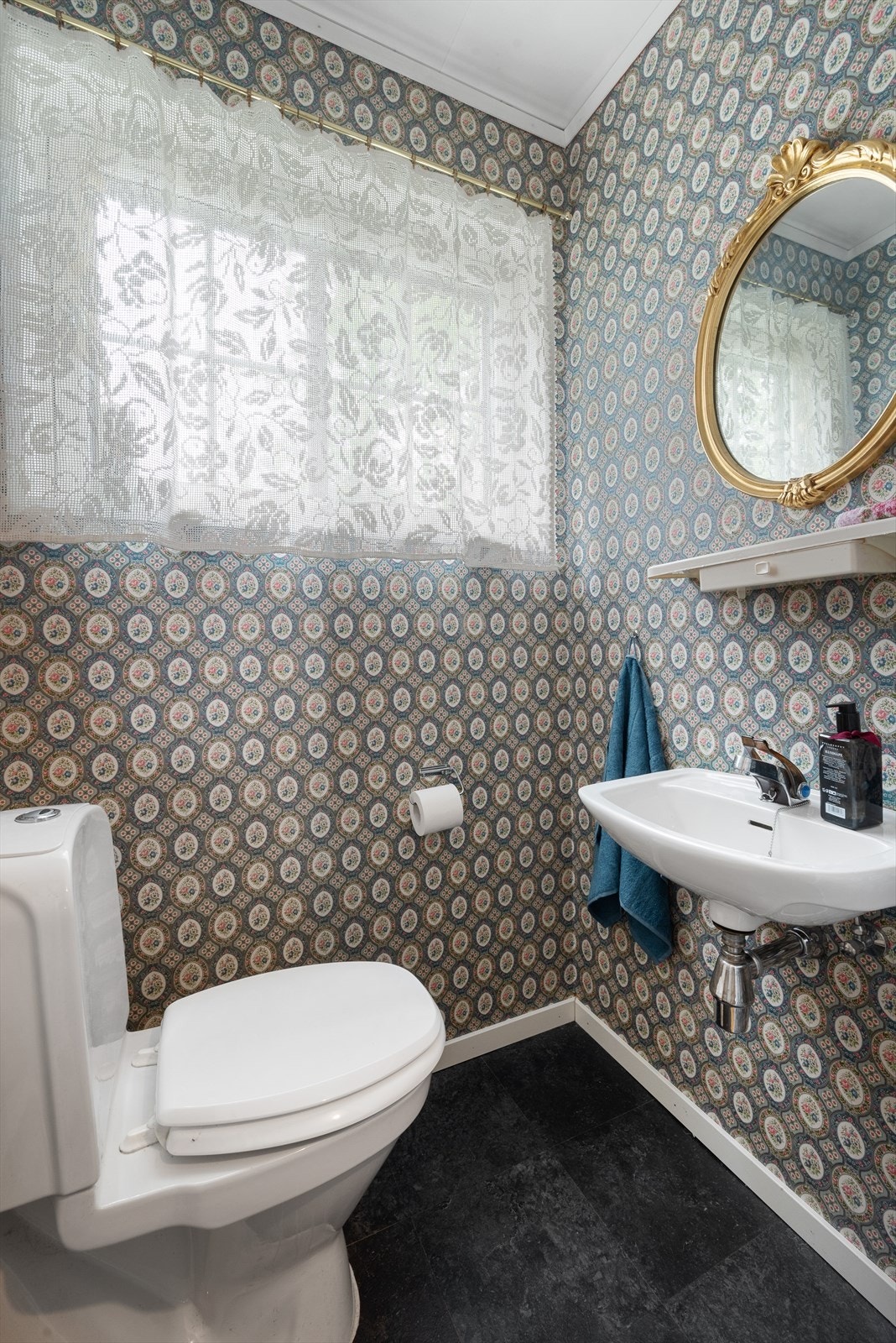 Toalettrom. Galleribilde