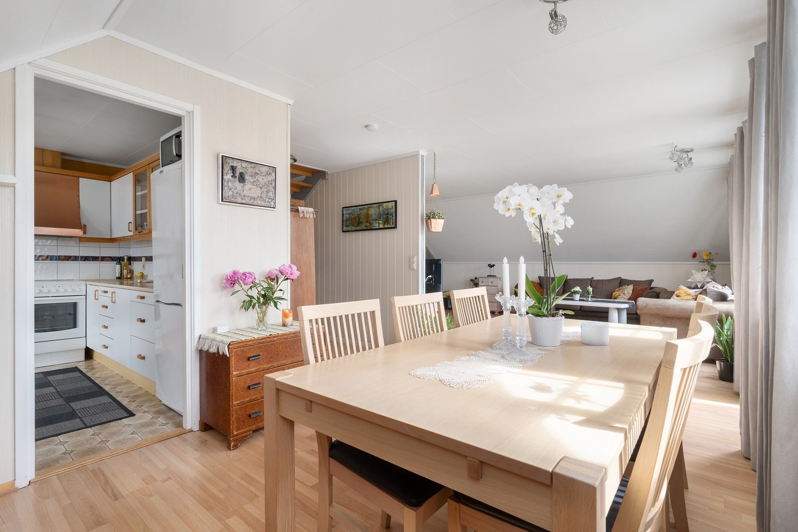 Spisestue i overgangen mellom stue og kjøkken. Galleribilde