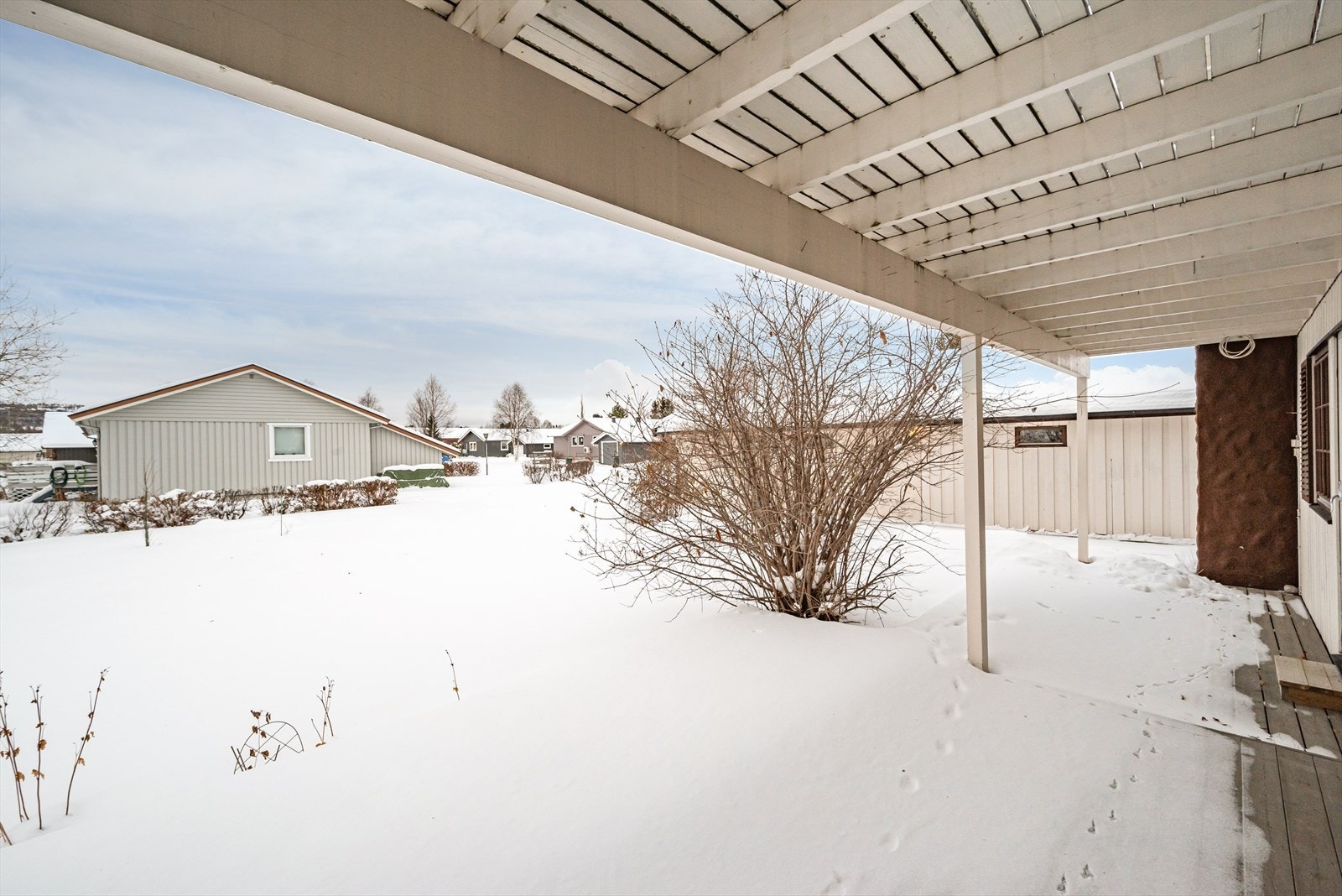 Terrasse med utgang fra soverom nede. I tillegg er det veranda over med utgang fra stua. Galleribilde
